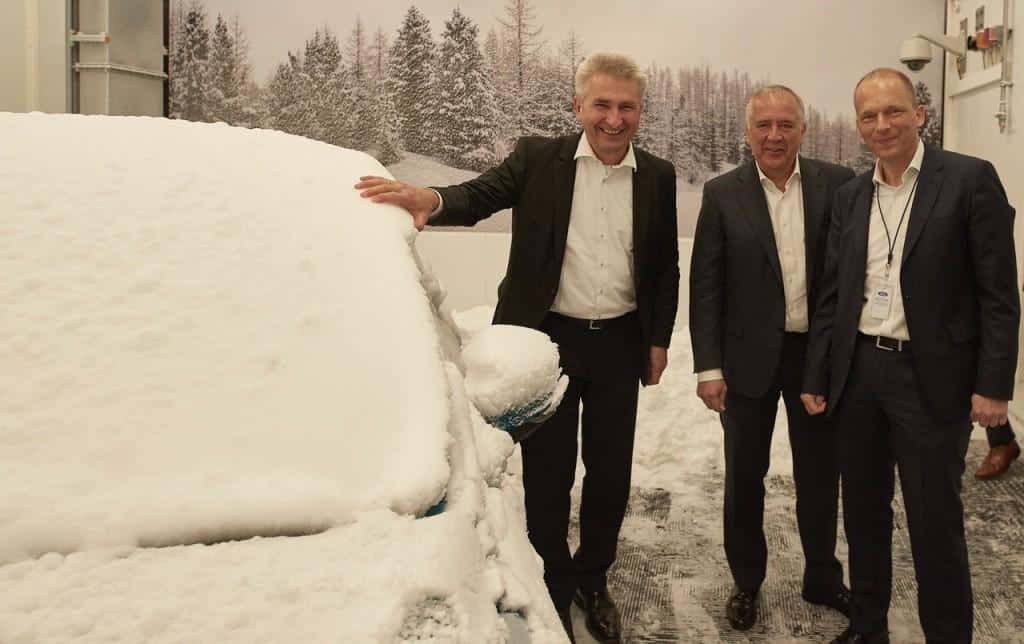 Prof. Dr. Andreas Pinkwart, Gunnar Herrmann und Jörg Beyer (v. l. n. r.) in der eingeschneiten Klimakammer im neuen Klima-Windkanal-Testzentrum. copyright: Ford