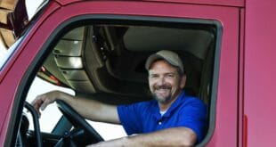 Ohne engagierte Trucker, mit oder ohne Migrationshintergrund, bleiben Regale in Geschäften leer (Symbolbild) copyright: Envato / Mint_Images