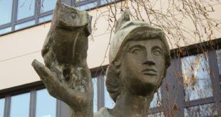 Athene, Göttin der Weisheit. Bronzeskulptur auf dem Campus der Rheinischen Stiftung für Bildung an der Vogelsanger Straße in Köln-Ehrenfeld. Credit: Thomas Wardenbach