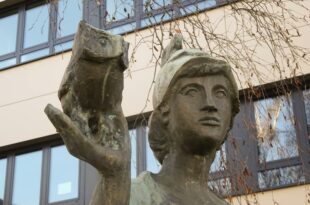 Athene, Göttin der Weisheit. Bronzeskulptur auf dem Campus der Rheinischen Stiftung für Bildung an der Vogelsanger Straße in Köln-Ehrenfeld. Credit: Thomas Wardenbach