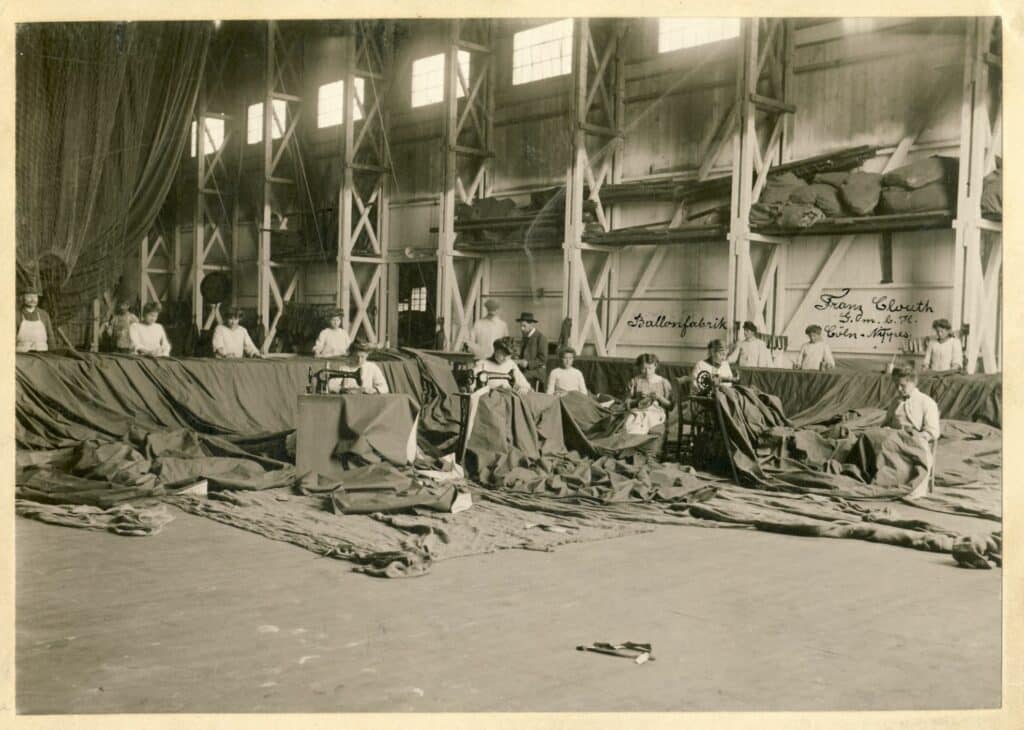 In der Gummifabrik von Franz Clouth nähen 1910 Arbeiterinnen Hüllen für Ballons