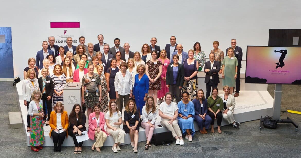 Abschluss 7 crossmentoring Am diesjährigen Cross-Mentoring-Projekt für aufstiegsorientierte Frauen nahmen 21 Tandems aus 15 Unternehmen teil