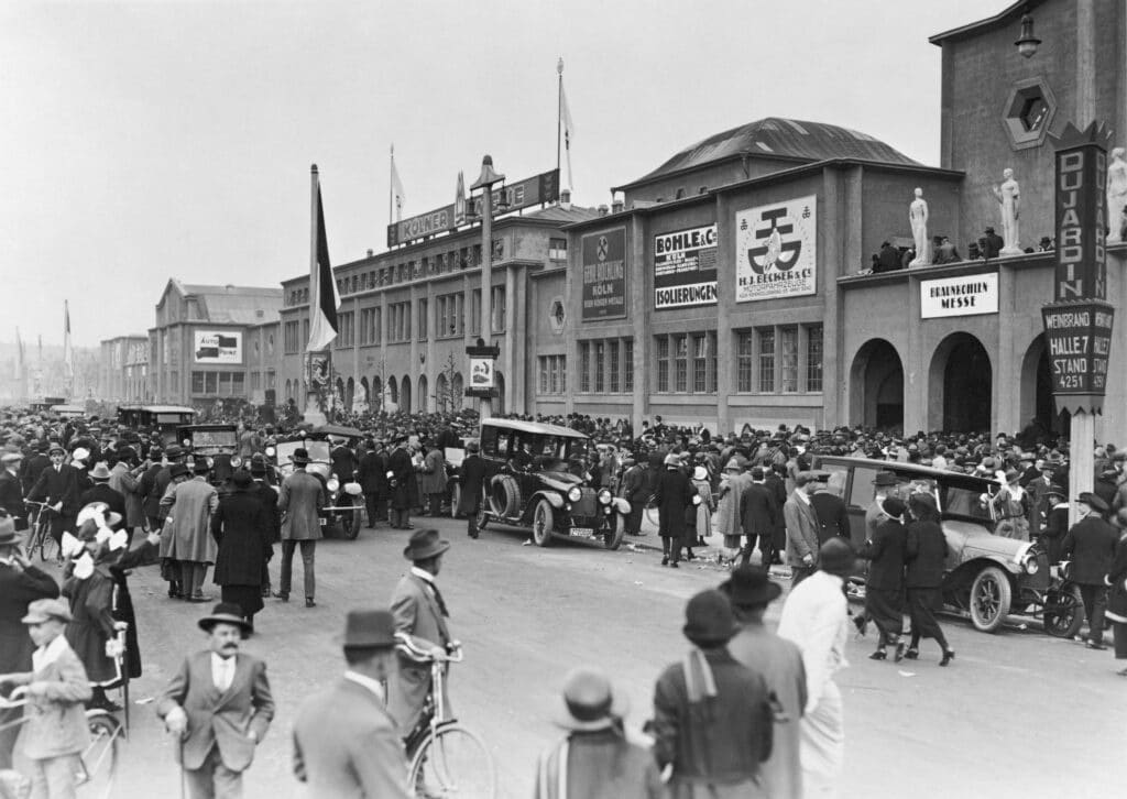 Der Andrang auf der ersten Veranstaltung der Kölner Messe, der Frühjahrsmesse 1924, war so groß, dass nicht alle Anmeldungen von Ausstellern berücksichtigt werden konnten