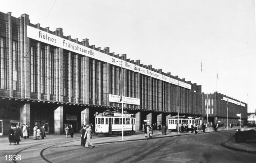 Die vom Kölner Architekten Adolf Abel 1928 anlässlich der Pressa entworfene Backsteinummantelung der Messehallen steht heute unter Denkmalschutz.