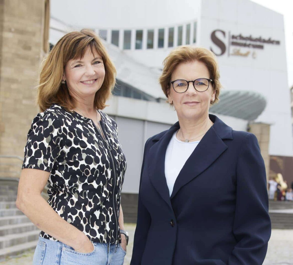 Be8244_1 Die Schwestern Annette und Susanne Imhoff vor dem Schokoladenmuseum in Köln